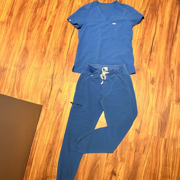 Figs scrubs - Picture 1 of 3